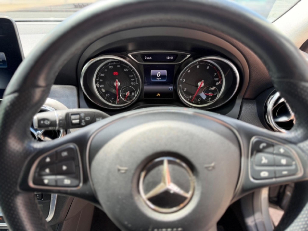 Mercedes-Benz GLA Class 200 Amg Line Silver #34