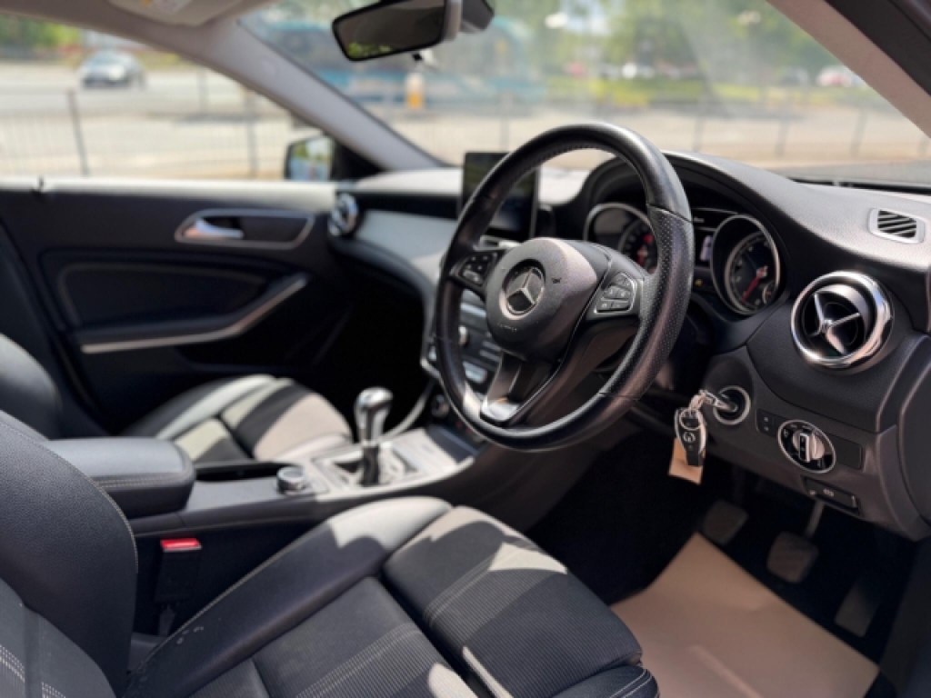 Mercedes-Benz GLA Class 200 Amg Line Silver #32