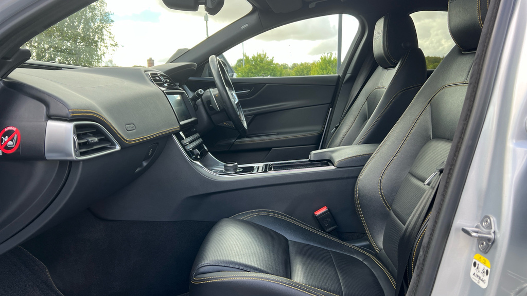 Jaguar XE Xe 2.0 300 300 Sport Awd Silver #3