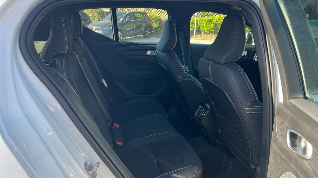 Volvo XC40 Xc40 2.0 B4p Plus Dark YH25NLL White #6