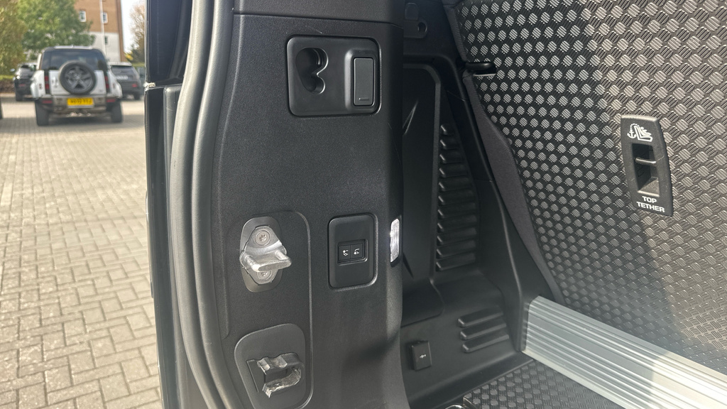 Land Rover Defender 90 3.0 D250 X-dynamic Se 90 Black #33