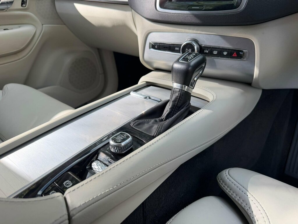 Volvo XC90 2019 2.0 T8 Twin Engine R-design Awd 385 Bhp Black #29