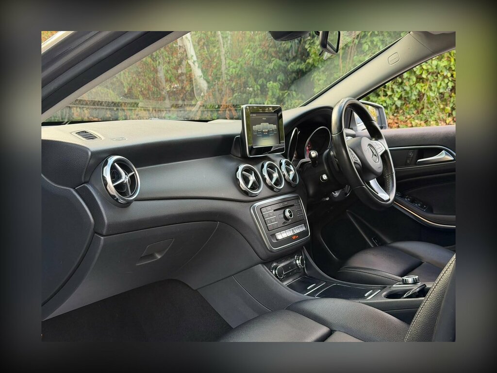 Mercedes-Benz GLA Class 2.1 Gla 200 D Amg Line Premium 134 Bhp Green #15