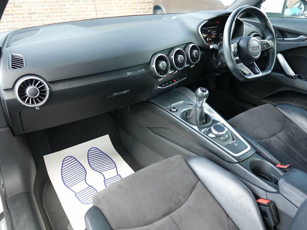 Audi TT Roadster Black Edition 2.0 Tdi Ultra 184 Ps 6-Spe White #10