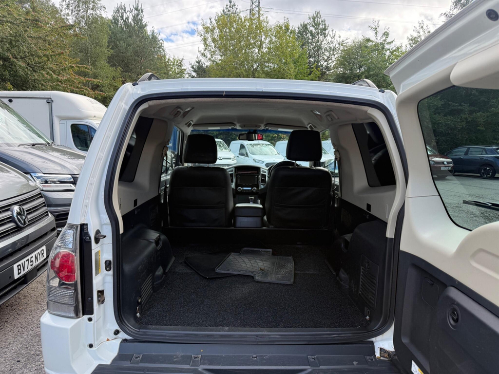 Mitsubishi Shogun Suv White #4