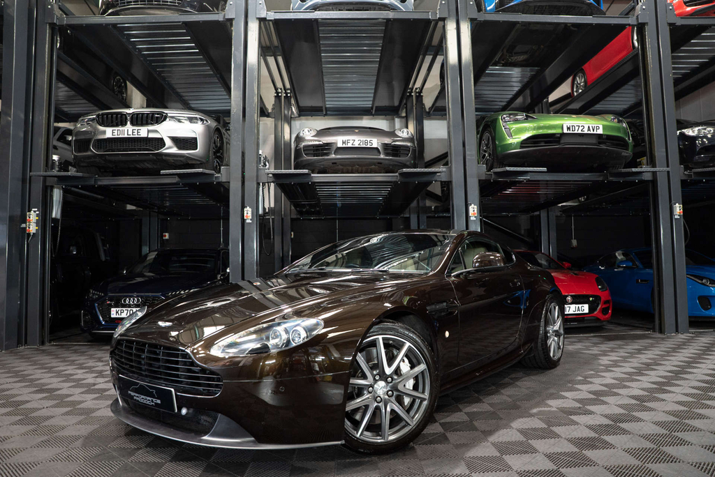 Aston Martin Vantage V8 Black