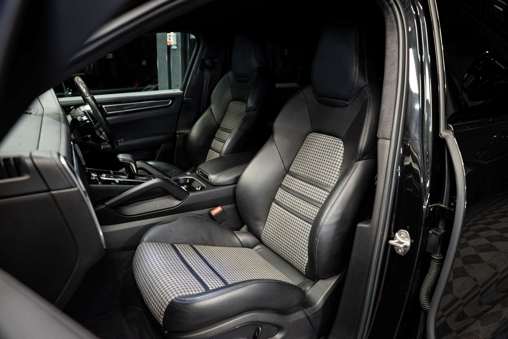 Porsche Cayenne Gts 4Wd Black #3