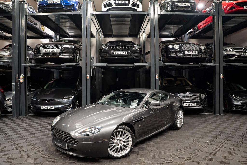 Aston Martin Vantage V8