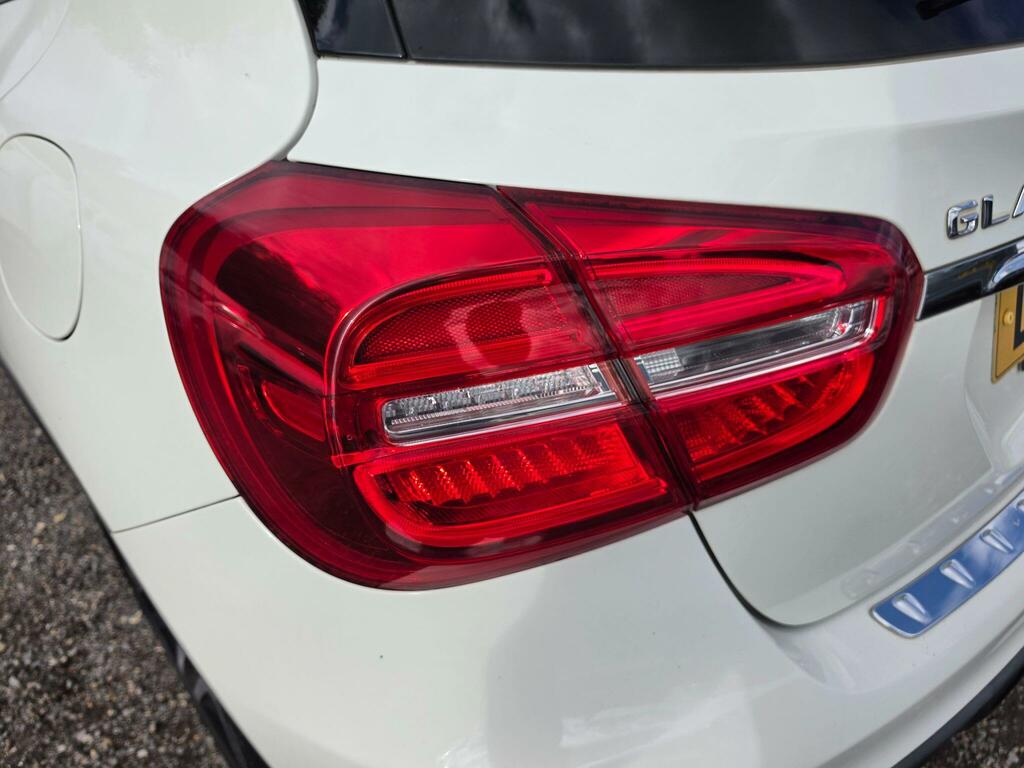 Mercedes-Benz GLA Class 200D Sport Premium White #20