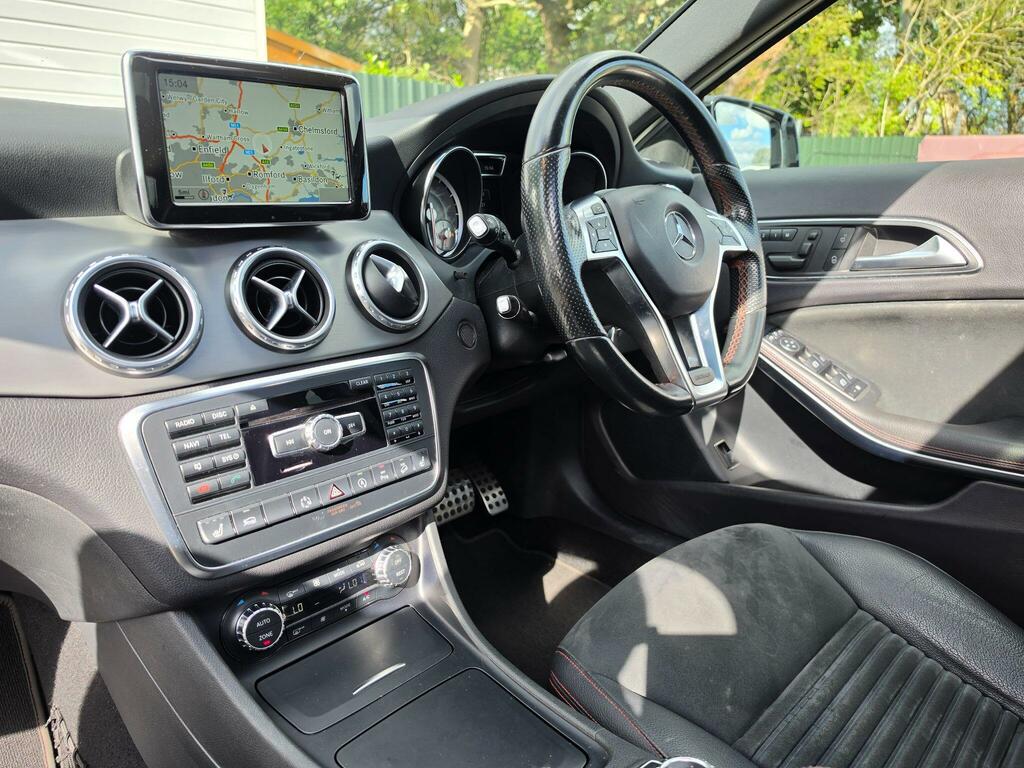 Mercedes-Benz GLA Class 200D Sport Premium White #44