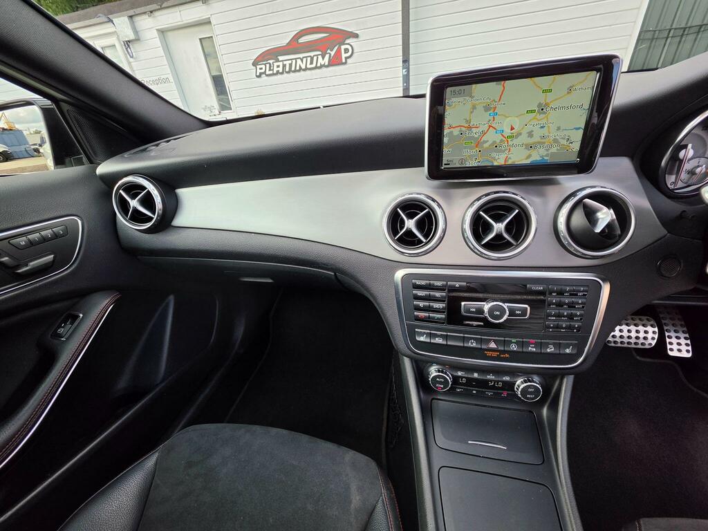Mercedes-Benz GLA Class 200D Sport Premium White #30