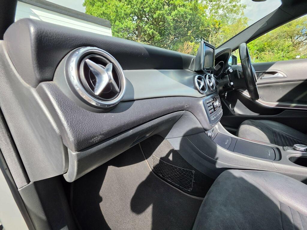 Mercedes-Benz GLA Class 200D Sport Premium White #41