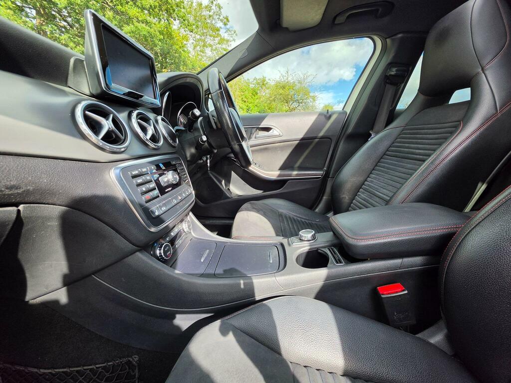 Mercedes-Benz GLA Class 200D Sport Premium White #42