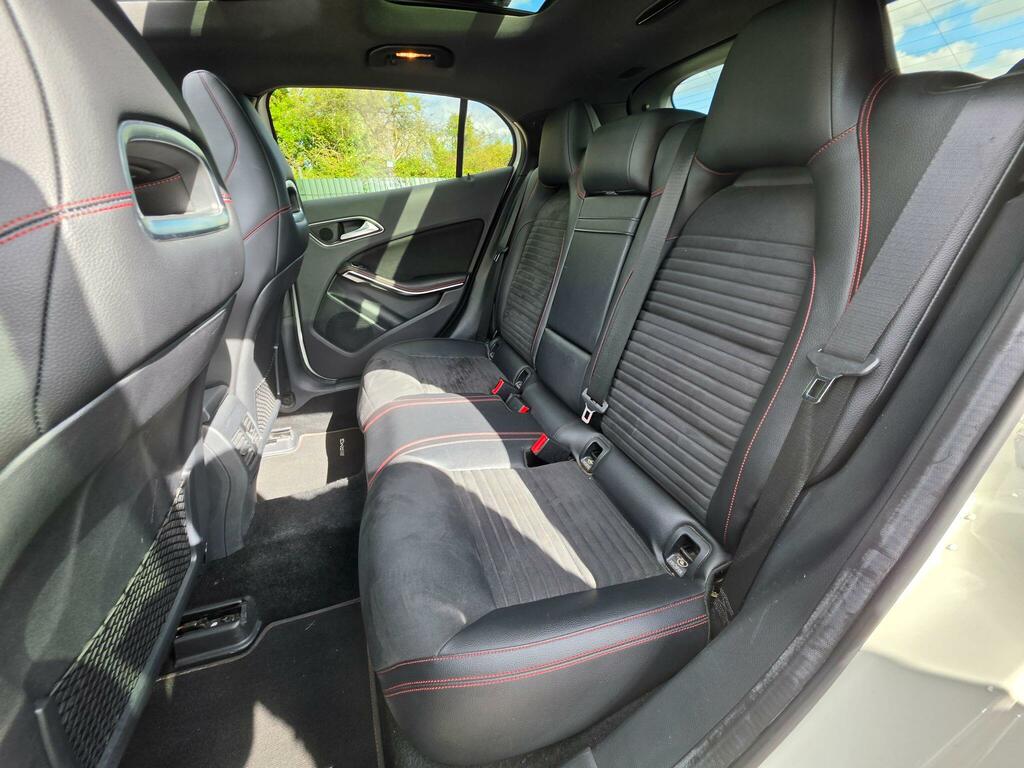 Mercedes-Benz GLA Class 200D Sport Premium White #47
