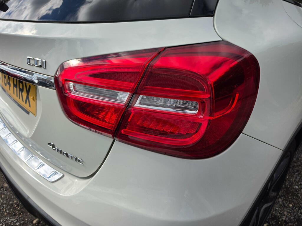 Mercedes-Benz GLA Class 200D Sport Premium White #21