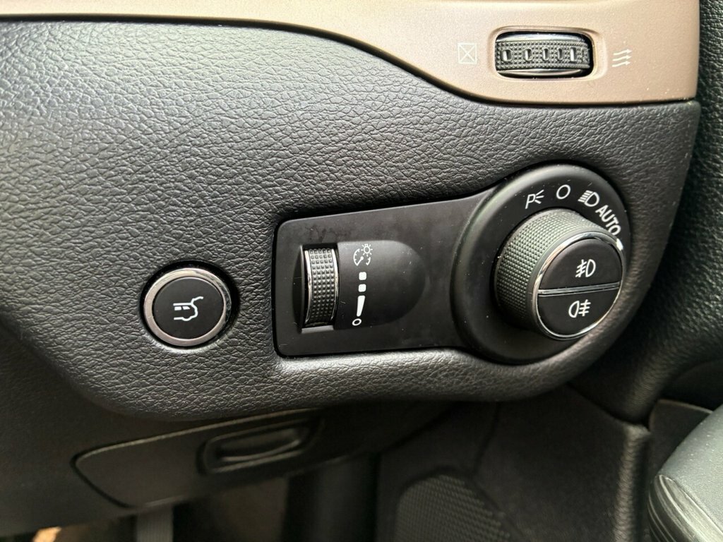 Jeep Cherokee 2.2 M-jet II Limited 197 Bhp White #25