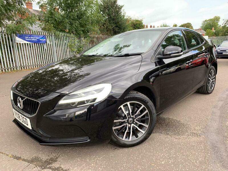 Volvo V40 2.0 T3 Momentum Nav Black #2