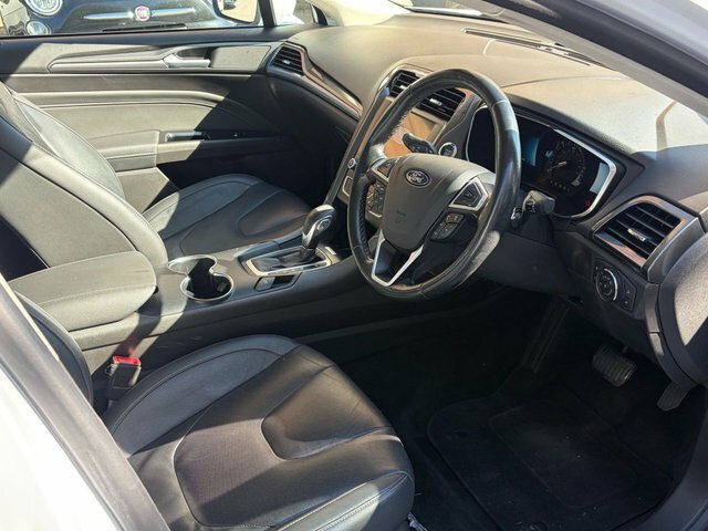 Ford Mondeo Saloon White #5