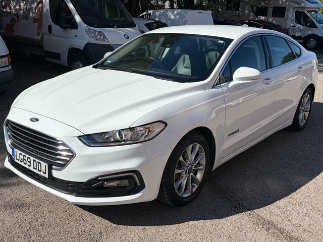 Ford Mondeo Saloon White #4