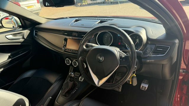 Alfa Romeo Giulietta Hatchback Red #4