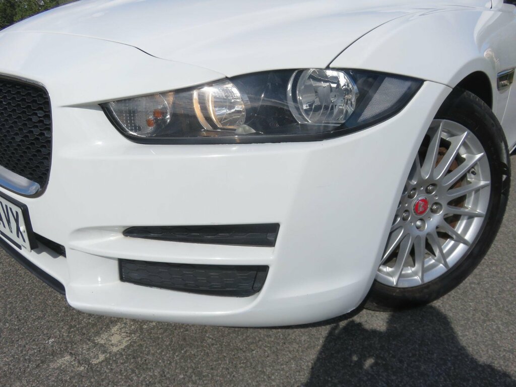 Jaguar XE 2.0D Prestige Euro 6 Ss White #4