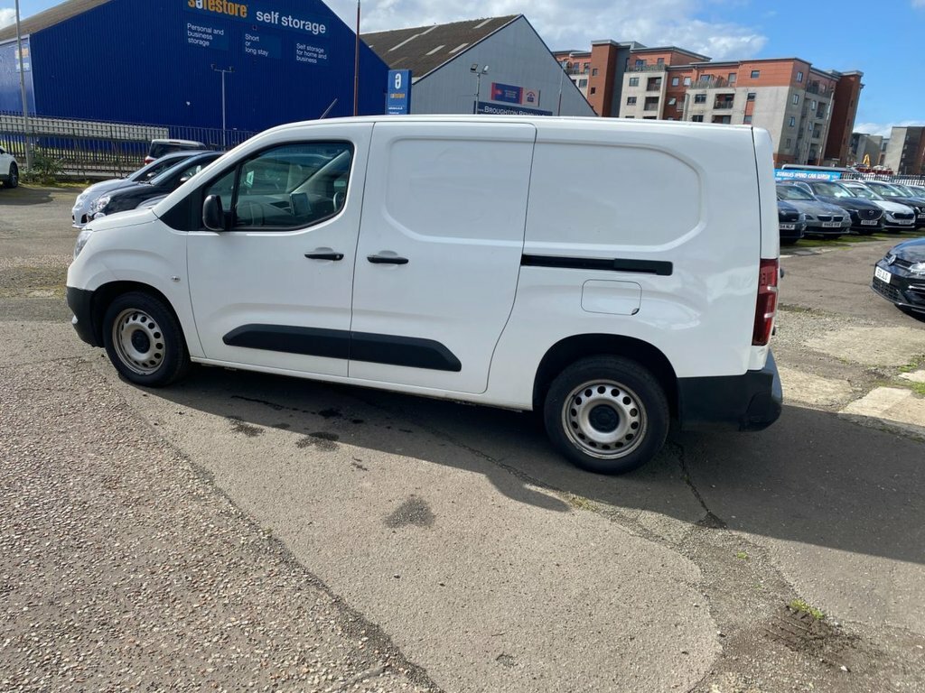 Vauxhall Combo 1.5L Dynamic White #4