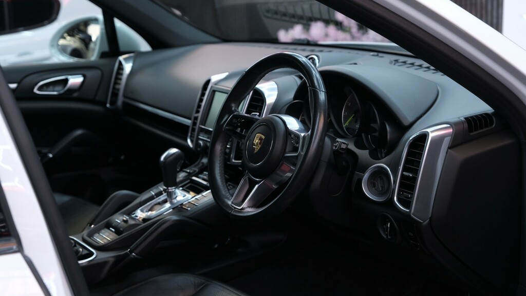 Porsche Cayenne Suv 3.0 V6 E-hybrid S 201515 White #4