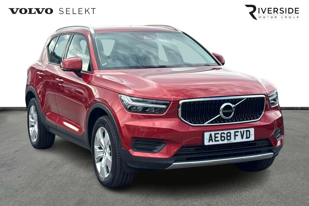 Volvo XC40 T3 Momentum Red