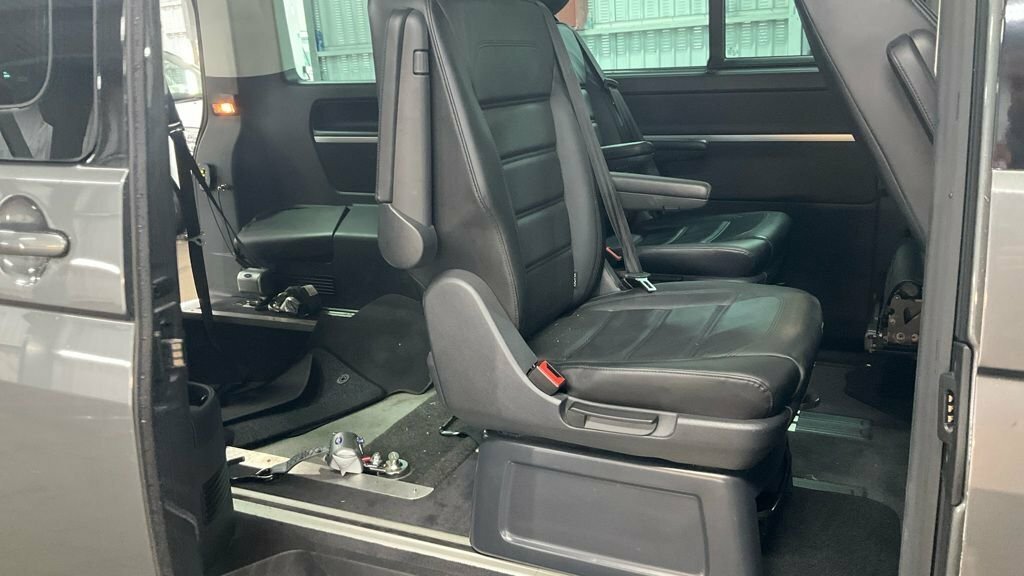 Volkswagen Caravelle 2L Executive Grey #3