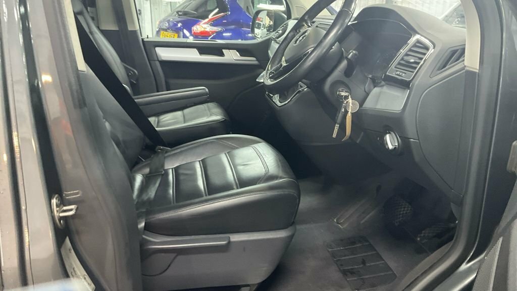 Volkswagen Caravelle 2L Executive Grey #4