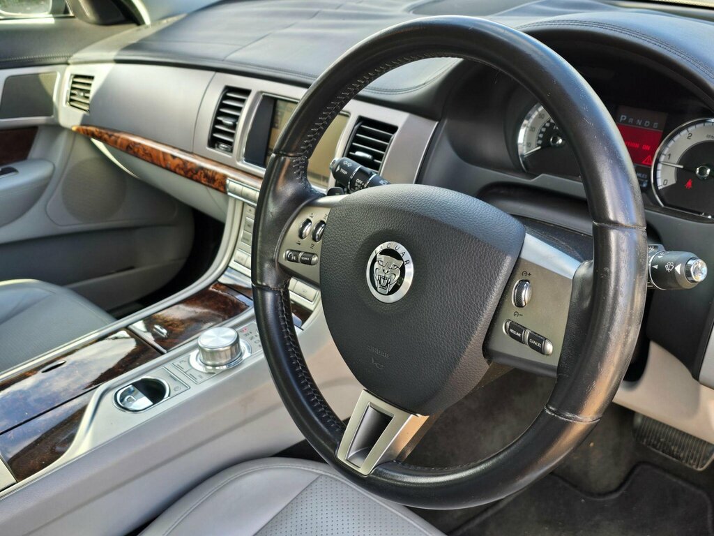 Jaguar XF V6 Premium Luxury Green #20