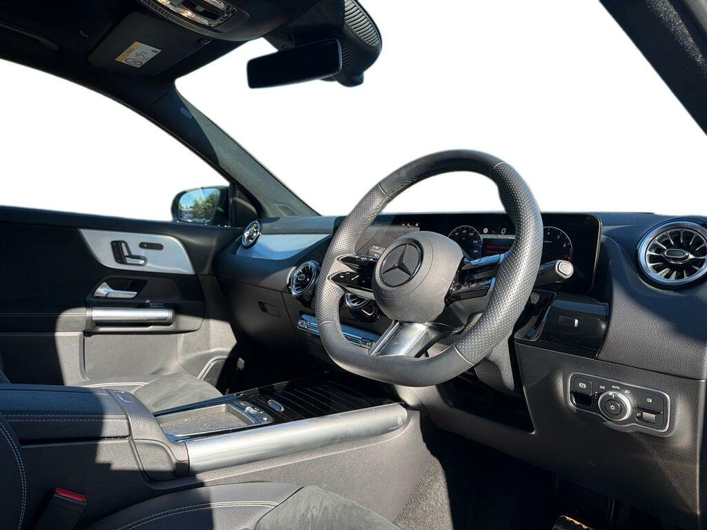 Mercedes-Benz GLA Class Gla 200 Amg Line Executive #17