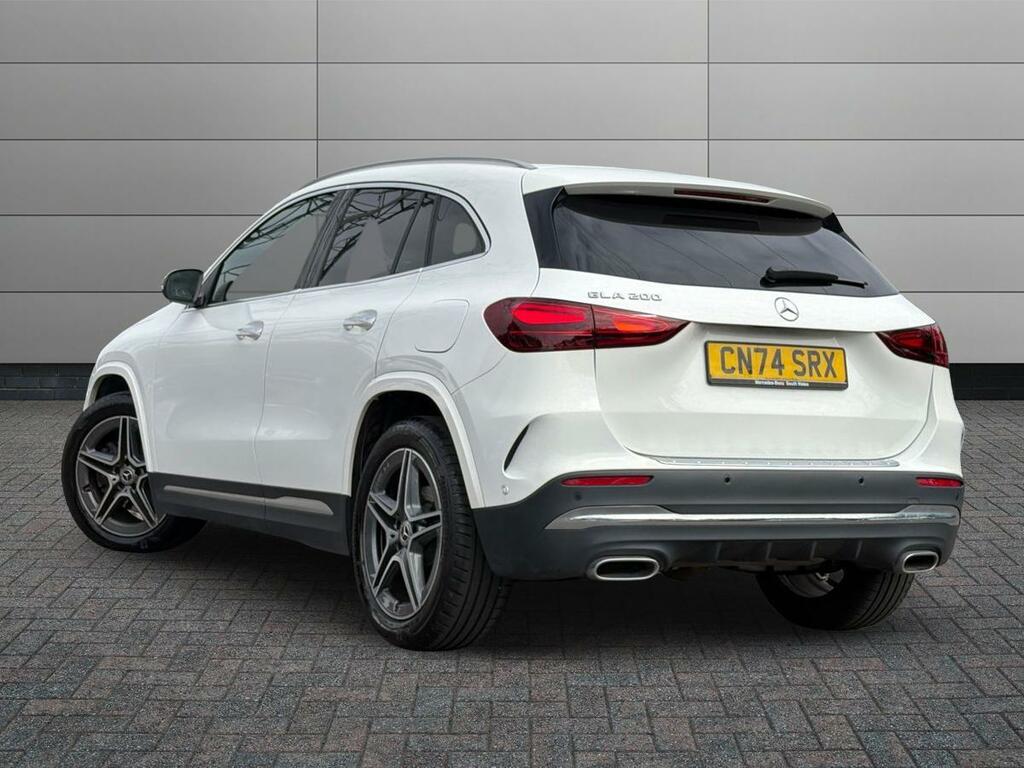 Mercedes-Benz GLA Class Gla 200 Amg Line Executive White #2