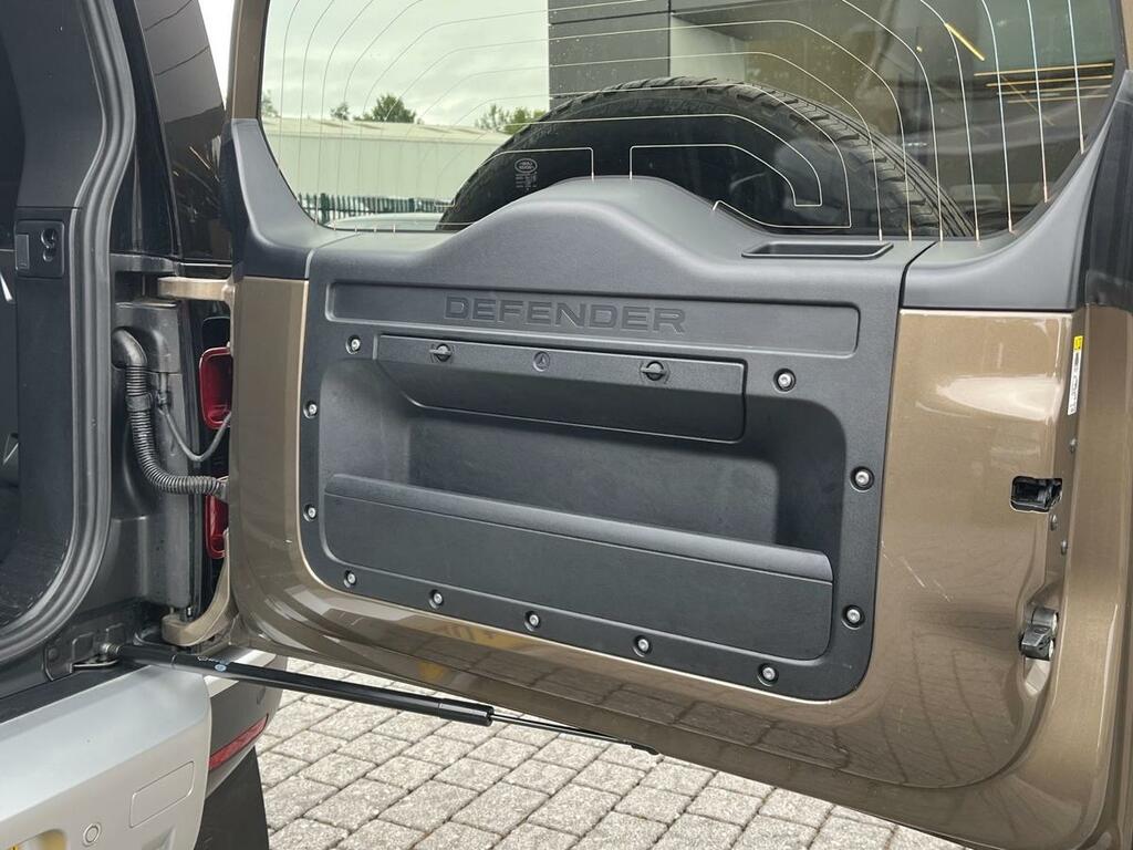 Land Rover Defender 90 Hse Black #27