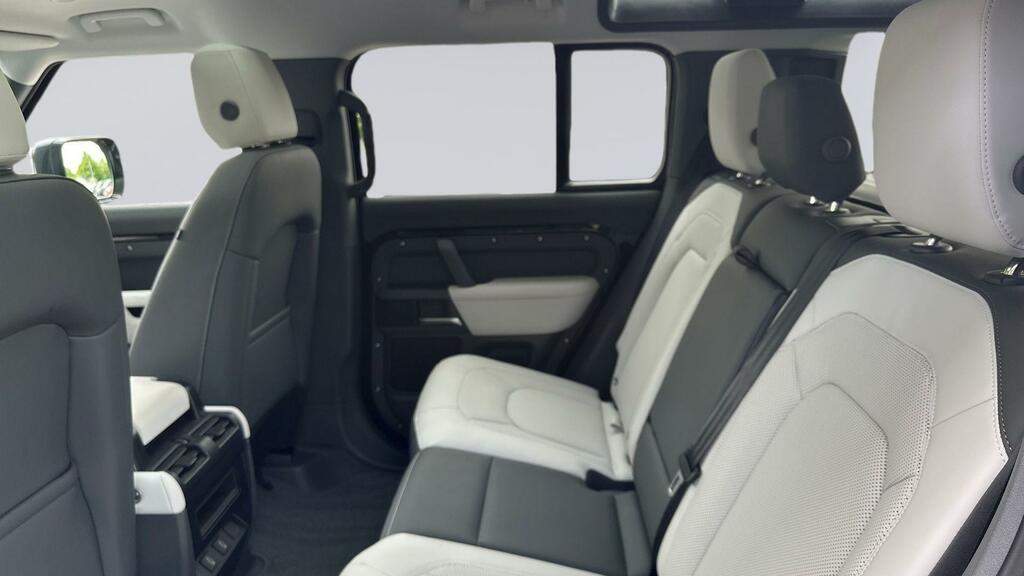 Land Rover Defender 110 3.0 D250 110 S Black #4