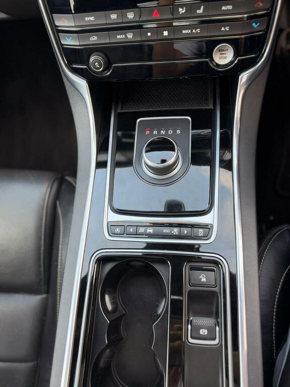 Jaguar XF 2.0I Prestige Red #36