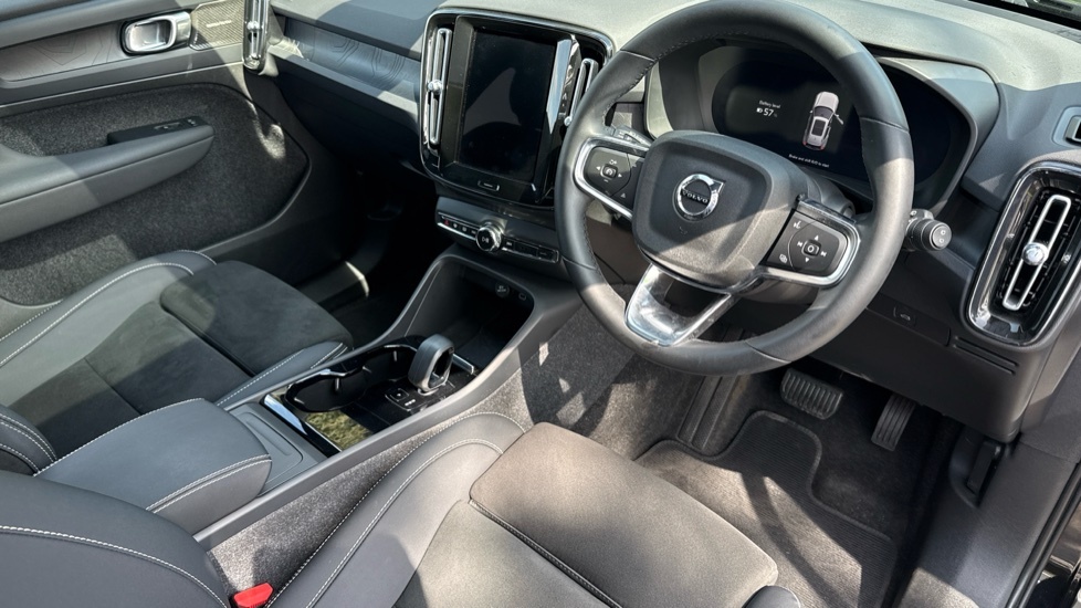 Volvo XC40 Electric Black #4