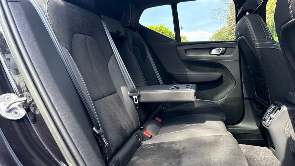 Volvo XC40 Electric Black #6