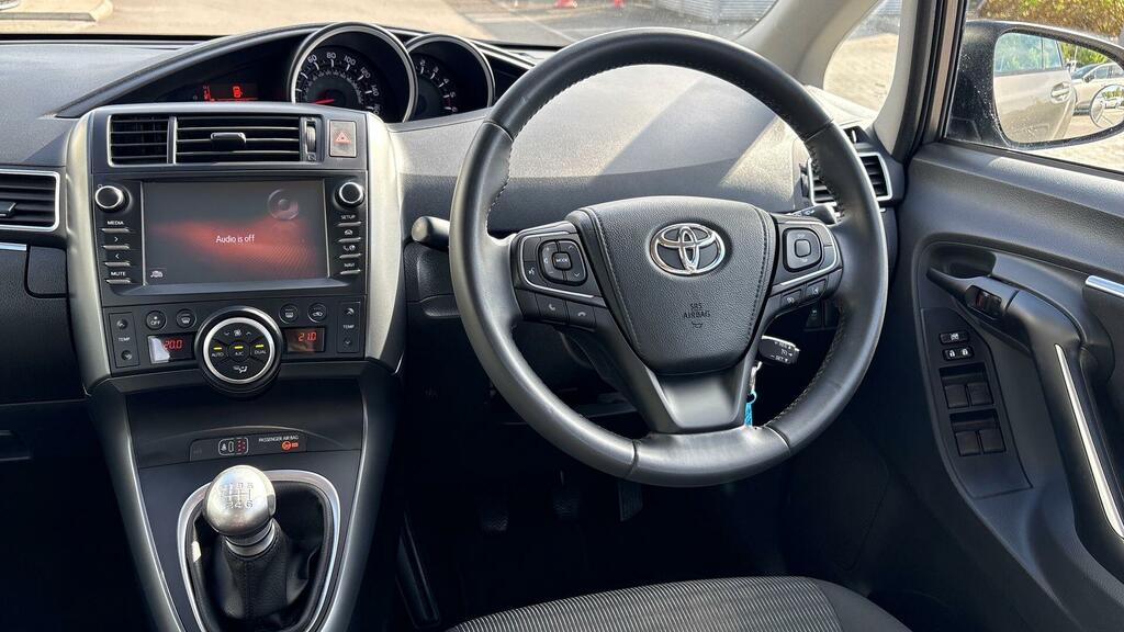 Toyota Verso White #7