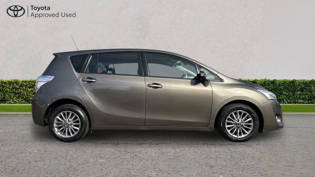 Toyota Verso White #23