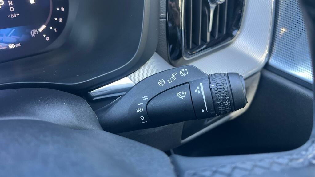 Volvo XC60 B5 Momentum - Heated Frontrear Seats, Google Aut Black #40