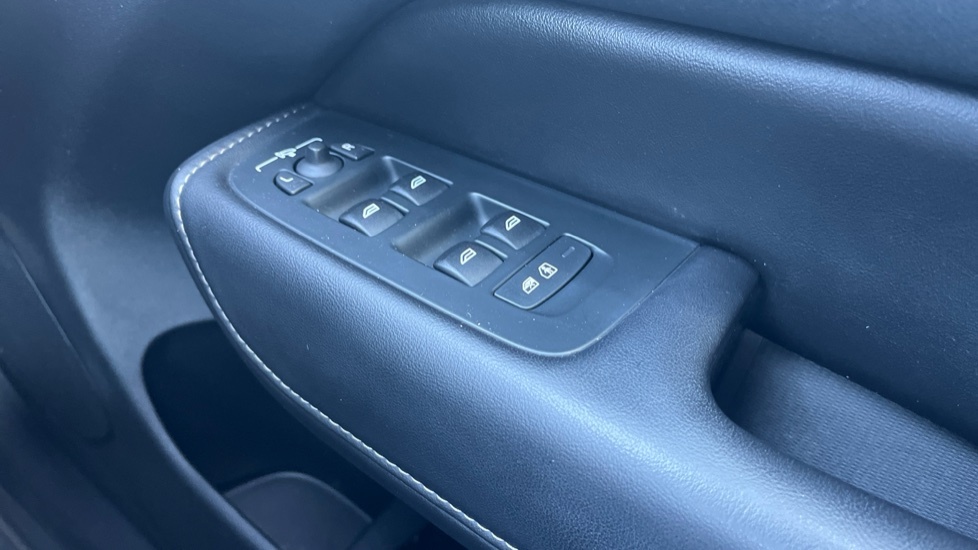 Volvo XC60 B5 Momentum - Heated Frontrear Seats, Google Aut Black #41