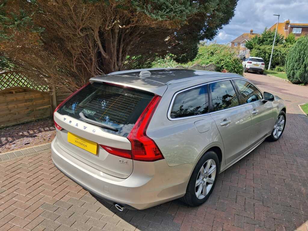 Volvo V90 2.0 D4 Momentum Gold #3