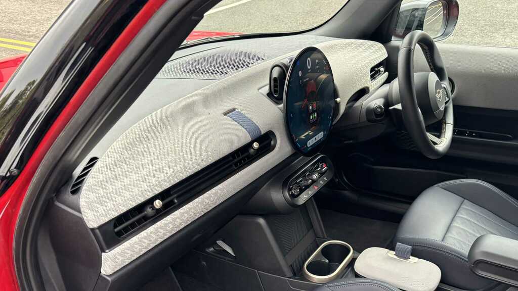 Mini Hatch 1.5 C Exclusive 2025 Red #6