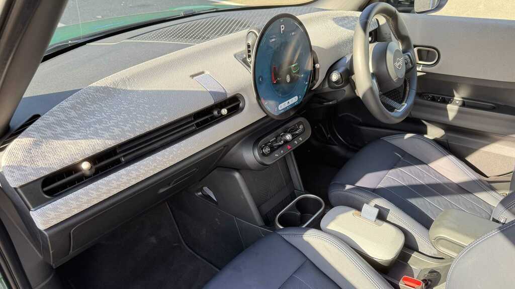 Mini Hatch 1.5 C Exclusive 2025 Green #5