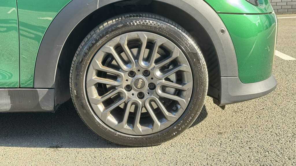 Mini Hatch 1.5 C Exclusive 2025 Green #4