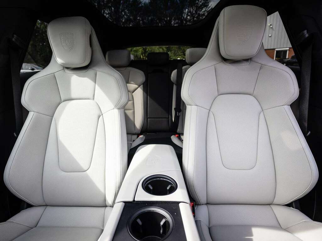 Porsche Taycan Performance Plus 93.4Kwh Turbo S Saloon Electr #17