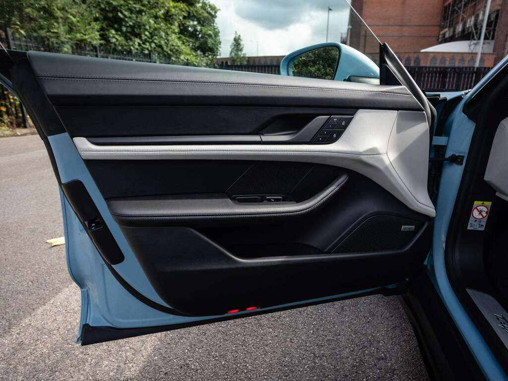 Porsche Taycan Performance Plus 93.4Kwh Turbo S Saloon Electr #37