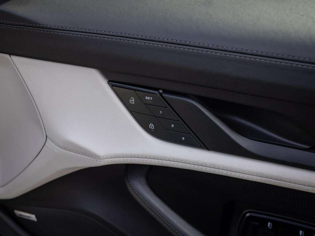 Porsche Taycan Performance Plus 93.4Kwh Turbo S Saloon Electr #36