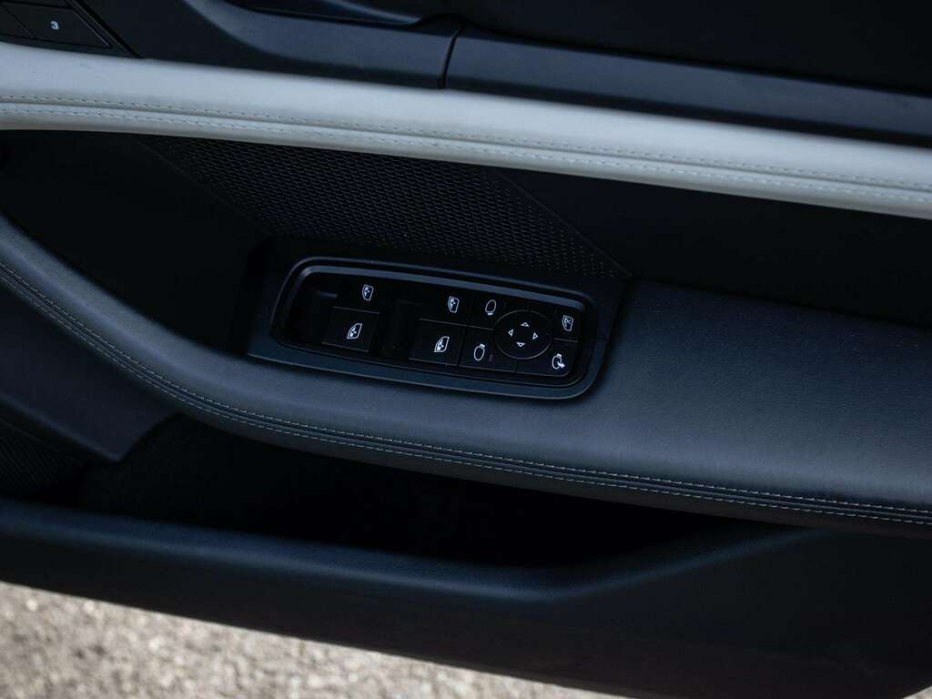 Porsche Taycan Performance Plus 93.4Kwh Turbo S Saloon Electr #30